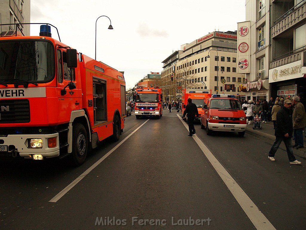 Feuer Koeln Muelheim Frankfurterstr Wiener Platz P62.JPG